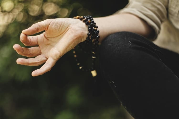 How to Practice Mindfulness Mantra Using Mala Beads?