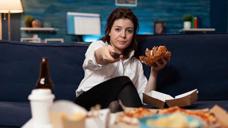 The Impact Of Nighttime Snacking On Weight And Health