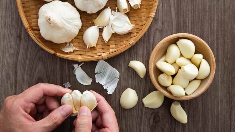 Chew Or Swallow Garlic For Maximum Benefits?