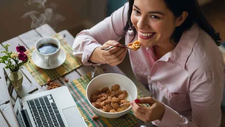 6 High Protein Snacks To Keep In The Office For Your 4 PM Hunger