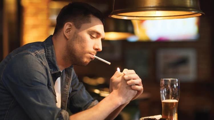 Here’s What Happens To Your Body When You Mix Alcohol And Smoking